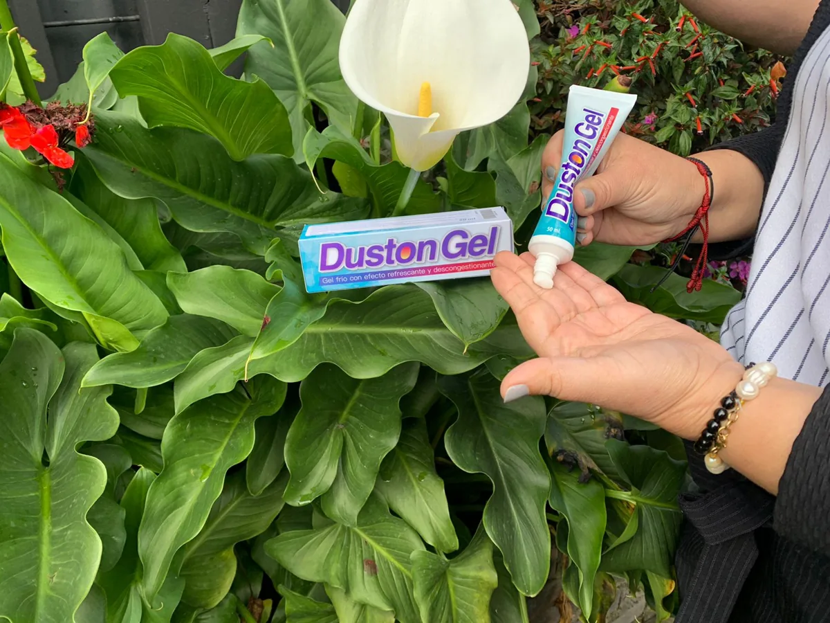 Producto sostenido en jardín