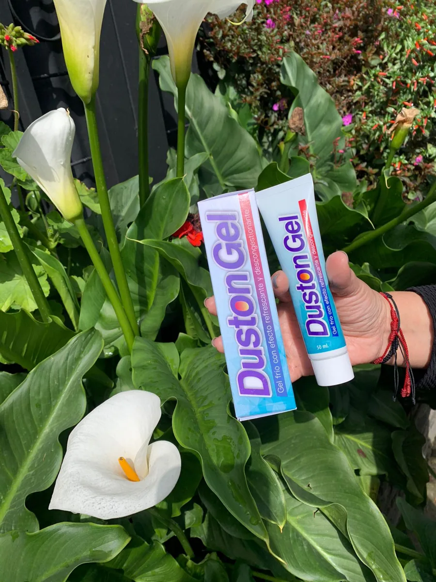 Producto junto a flores blancas